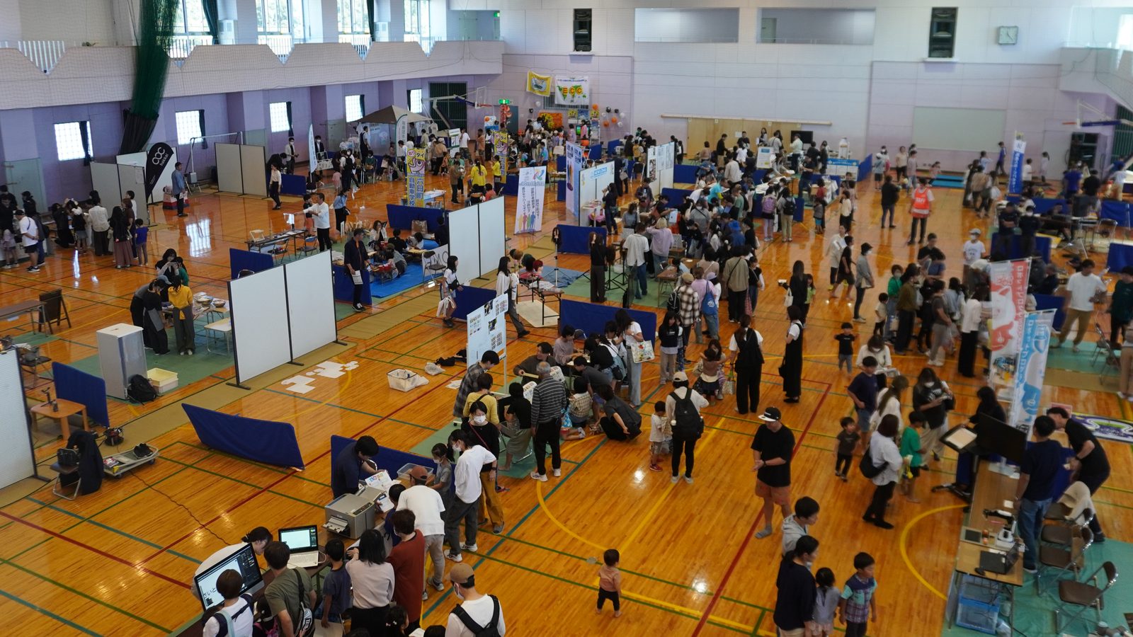 体育館いっぱいに並んだ出展ブースと、大勢の来場者でにぎわう会場の様子